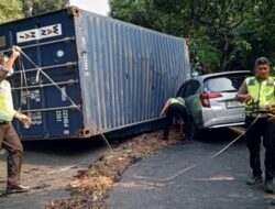 Sempat Bikin Macet, Truk Kontainer Terguling di Bekasi Telah Dievakuasi