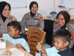 Peduli Sesama, Polrestro Depok Datangi Bocah yang Viral Minta Makan