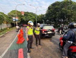 Cegah Kecelakaan, Polisi Sigap Bersihkan Tumpahan Oli di Jalan Juanda Depok