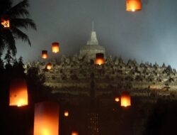 Megah, Lampion Hiasi Malam Puncak Waisak 2568 BE di Candi Borobudur