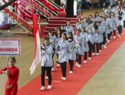 Kontingen Indonesia Kenakan Batik dalam Defile Opening Ceremony 13th ASEAN Schools Games 2024 Vietnam