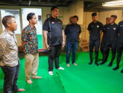 Salat Jumat Bareng Punggawa Timnas U-16 di Mushola Basement Hotel, Menpora Dito dan Wali Koto Solo Beri Motivasi