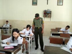 Babinsa Kratonan & Bati Wanwil Bantu Awasi Ujian Siswa-Siswi SMA Kristen 1 Surakarta