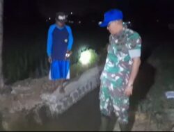 Atasi Kekeringan, Babinsa Selalu Aktif Dampingi Petani Bantu Mengairi Sawah