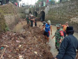 Semangat Gotong Royong, Anggota Koramil Sumberjaya Bersihkan Sampah di Sungai Cibuni