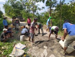 Gotong Royong Bersama Warga Perbaiki Jalan