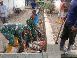 Mitigasi Wabah Penyakit, Anggota Koramil Jatitujuh Laksanakan Karya Bakti Bersihkan Solokan Air