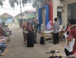 Babinsa Jatitujuh Dampingi Penyaluran Bantuan Sosial di Desa Jatiraga