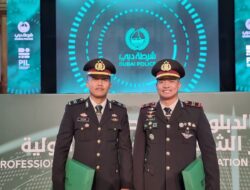 Kapolri Beri Dua Anggotanya Pin Emas Atas Prestasi Saat Pendidikan di UEA