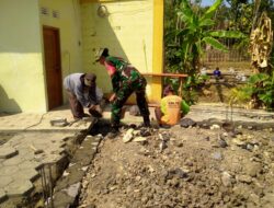 Babinsa Bantu Bangun Pondasi Rumah Masyarakat
