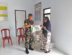 Pastikan Distribusi Lancar, Babinsa Pantau Penyaluran Bantuan Pangan