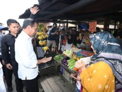 Presiden Joko Widodo, Meninjau Harga Pangan di Pasar Pata.