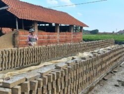 Pengrajin Bata Merah di Majalengka Keluhkan Pemasaran, Minta Pemkab Fasilitasi Pemasaran.