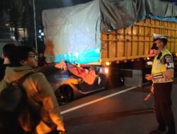 Tabrak Truk Besi di Tol Dalam Kota, Sopir Mobil Sport Tewas