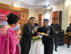 Syukuran Hari Bhayangkara Ke-78: Kapolres Majalengka Beri Potongan Tumpeng untuk Personel Tertua dan Termuda