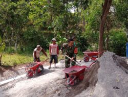 Penuh Semangat Babinsa Klego Bantu Masyarakat