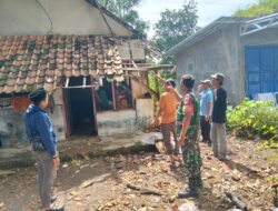 Babinsa Sumberjaya Tinjau Rumah Warga Yang Tidak Layak Huni