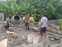 Babinsa Bantu Pembuatan Talud Penahan Longsor