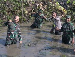 Kembali Bersinergi, Kodim 0726/Sukoharjo Karya Bakti TNI-Polri Bersihkan Sungai Grajegan