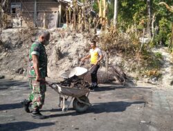 Babinsa Bantu Pembersihan Puing-puing Kandang Kambing Yang Terbakar