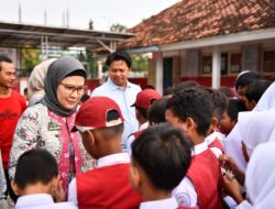 Hari Pertama Masuk Sekolah, Bupati Nina Agustina Berikan Motivasi Semangat Belajar