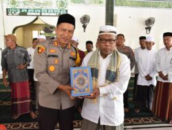 Kapolres Bireuen Waqafkan Al-Qur’an dan Serahkan Bantuan Sembako bagi Anak Yatim