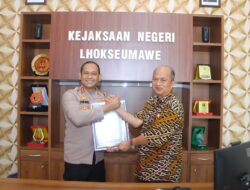 Apresiasi Kinerja Kajari Lhokseumawe : Kapolres Lhokseumawe Serahkan Penghargaan