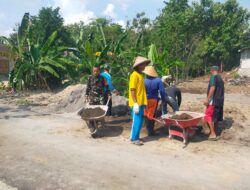 Andil Dalam Perbaikan Infrastruktur Desa, Babinsa Kerja Bakti Uruk Jalan.