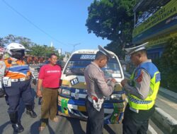 Satlantas Polres Majalengka Pasang Leaflet dan Stiker Ops Patuh Lodaya 2024