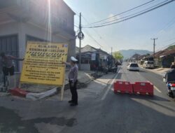 Sat Lantas Polres Majalengka dan Polsek Cikijing Laksanakan Rekayasa Lalu Lintas Akibat Longsor