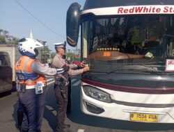 Sat Lantas Polres Majalengka Pasang Leaflet dan Stiker Operasi Patuh Lodaya 2024