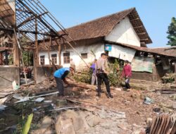Polisi dan Masyarakat Bergotong Royong Renovasi Rumah Ibu Arumi di Sumberjaya