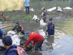 Babinsa Teras Turut Serta Bersihkan Sampah Sungai