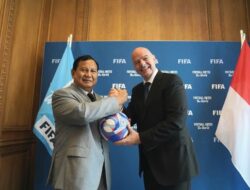 Prabowo Subianto bersama Presiden FIFA, Bahas Pembinaan dan Pengembangan Olah Raga Sepak Bola di Indonesia.