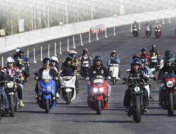 Presiden Jokowi Mengendarai Motor, Susuri Jalan Tol Ibukota Nusantara