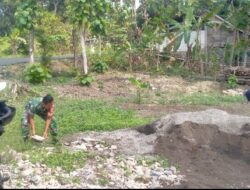 Babinsa Bantu Warga Bangun Rumah