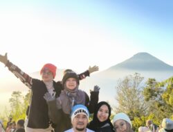 Menikmati Indahnya Sunrise Negri Atas Awan di Pucak Sikunir