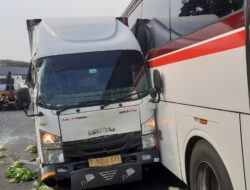 Bus Primajasa Tabrak 10 Kendaraan di Tol Cipularang