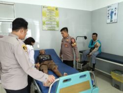 Kapolsek Sukahaji Sigap Bawa Korban Laka Lantas ke Puskesmas