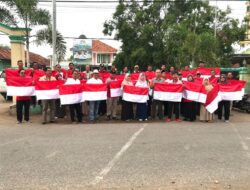 Semarakkan HUT RI Ke-79, Pemerintah Kecamatan Dawuan, Memulai Gerakan Bagi-bagi Bendera Merah Putih kepada Masyarakat. 