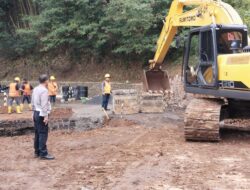 “Polisi Ada Dimana-mana” Satlantas Polsek Cikijing Monitoring Perbaikan Jalan Akibat Longsor di Jalur Cikijing-Kuningan