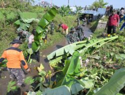 Kodim 0726/Sukoharjo Gelar karya Bakti TNI-Polri Bersih-bersih sungai di Desa Kragilan