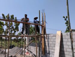 Babinsa Gotong Royong dalam Pembangunan Rumah Warga