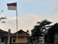 Miris!!! Bendera Merah Putih Lusuh dan Sobek, Masih Terpasang di Depan Kantor Kecamatan Kadipaten