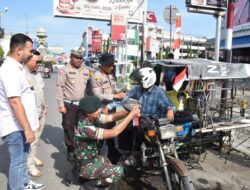 Kapolres Bireuen Bagi-bagi Bendera Merah Putih Kepengendara
