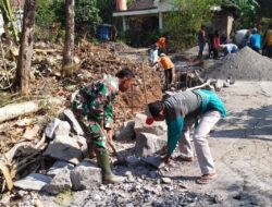 Babinsa Nogosari Bersama Warga Desa Guli Bangun Talud