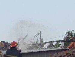 Respon Cepat, Jajaran Polsek Jatiwangi dan Unsur Terkait Berhasil Padamkan Kebakaran Bengkel Las