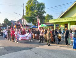 Babinsa dan Bhabinkamtipmas Sambi Kawal Karnaval Semarakkan HUT RI Ke-79