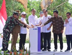 Presiden RI Joko Widodo, Lakukan Peletakan Batu Pertama Pembangunan PT Bank Central Asia, Tbk di IKN.
