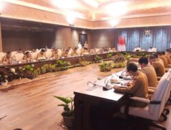 Presiden Joko Widodo didampingi Wakil Presiden Ma’ruf Amin Berikan Pengarahan Secara Khusus kepada para Gubernur Seluruh Indonesia, di Ruang Sidang Kabinet Paripurna, Istana Garuda Ibu Kota Nusantara Kalimantan Timur.